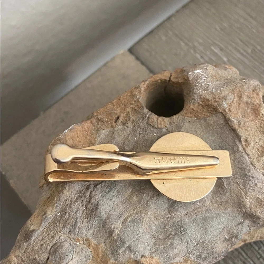 5/$10❤️❤️❤️Vintage SWANK Gold Tone and Black Tie Clip
